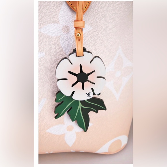 Authentic Louis Vuitton New SS21 By The Pool Leather Flower Bag Charm - Picture 3 of 13
